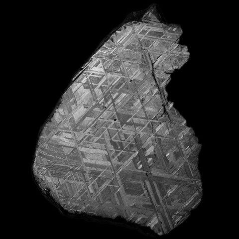 Météorite métallique (Muonionalusta, Suède) avec figures de Widmanstätten © R. Tanaka