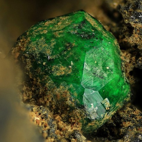 Goldmanite de Rybnícek, Pezinok, Slovaquie © Lubos Hrdlovic