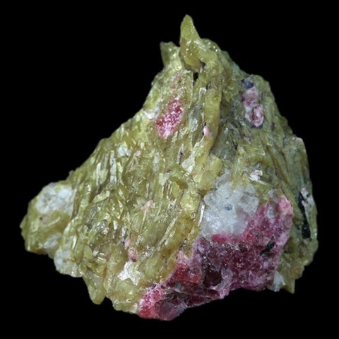 Mosandrite et eudialyte du Massif alcalin de Kipawa, Québec, Canada © Michel C. Roarke