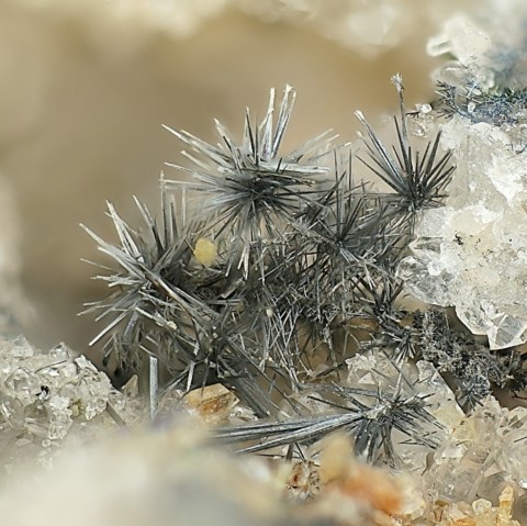 Bismuthinite de Schmiedestollen, Allemagne © Michael Förch