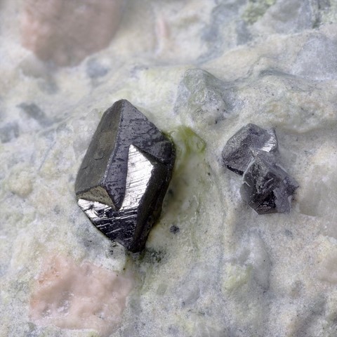 Arsénopyrite maclée de Malavaux, Cusset, Allier, France