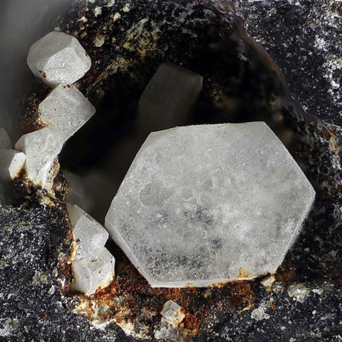 Portlandite des scories de Lapanouse, Aveyron, France @ Daniel et Pascale Journet