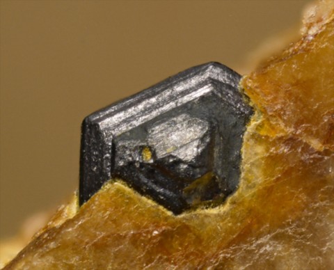 Tapiolite des pegmatites de Malpensata, Italie © Angelo Brambilla