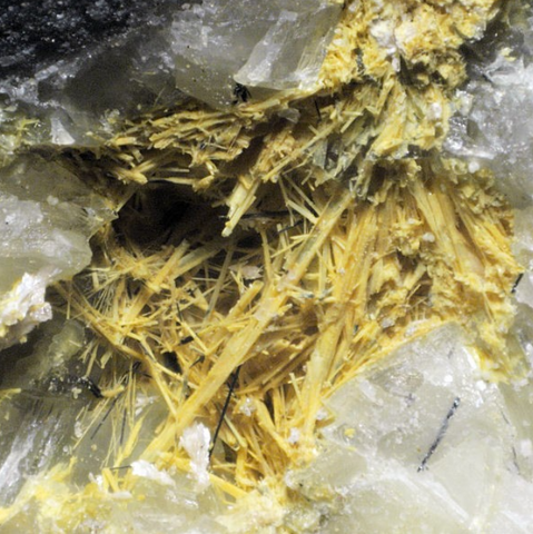 Jamesonite pseudomorphosée en bindheimite de Cava del Ferro, Italie © Alessio Becucci