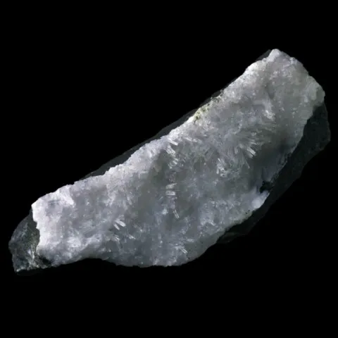 Natrolite de St-Jean-des-Ollières, Puy-de-Dôme, France