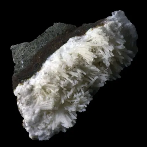 Natrolite de St-Jean-des-Ollières, Puy-de-Dôme, France