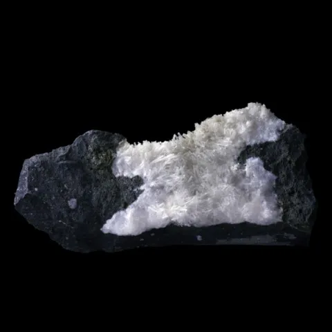 Natrolite de St-Jean-des-Ollières, Puy-de-Dôme, France