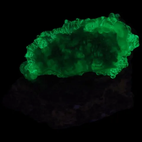 Opale hyalite fluorescente de Tarcal, Hongrie