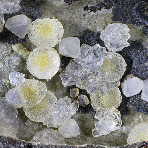 Faujasite, phillipsite et chabazite du Collet, Haute-Loire, France © J.-M. Boisson