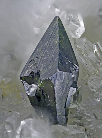 Fergusonite-(Y) de In den Dellen quarries, Mendig, Allemagne © Volker Betz
