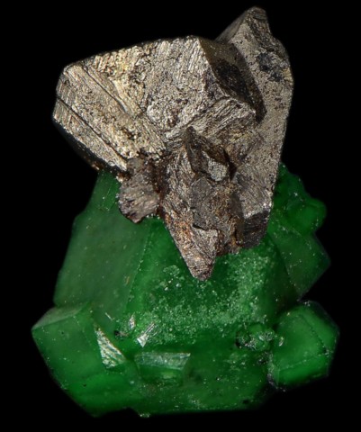 Heazlewoodite sur grossulaire chromifère de Jeffrey Mine, Québec, Canada © Donald Doell