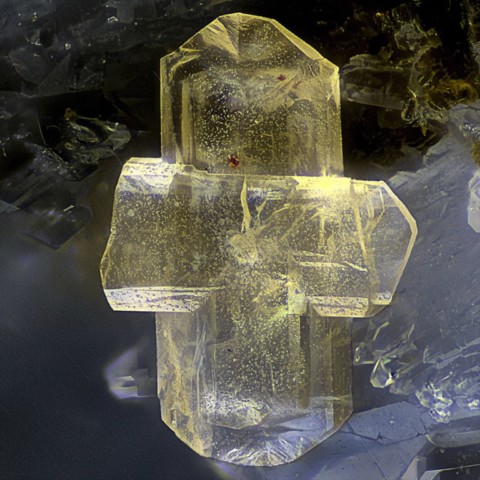 Hellandite-(Y) maclée de Bricco Volti - Monte Ortieul quarry, Piémont, Italie © Beppe Finello