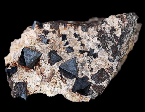 Magnétite pseudomorphosée en maghémite de Michelsberg, Allemagne © Volker Betz