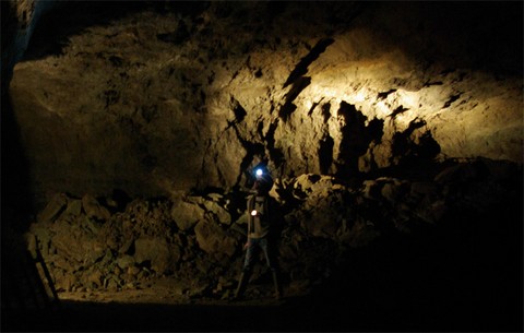 Géologue inspectant un plafond.