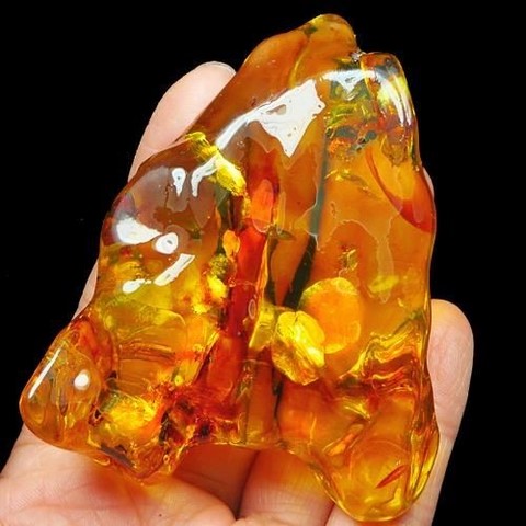 Sun spangles inclusions in heated amber
