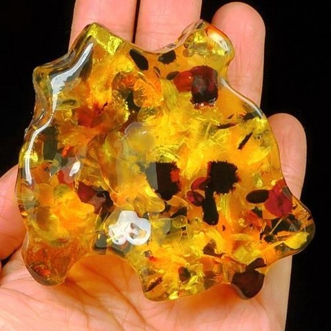 Sun spangles inclusions in heated amber