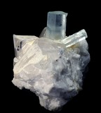 Bel assemblage de 2 cristaux d'aigue marine du Pakistan sur quartz et pegmatite.