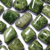 Vésuvianite / idocrase Chakra du coeur - ANAHATA - Chakra du plexus solaire - MANIPURA - Chakra sacré - SVADHISHTHANA - Digestion, stress, jambes, circulation sanguine, coeur, colère, peur, dépression, culpabilité, amour, jalousie